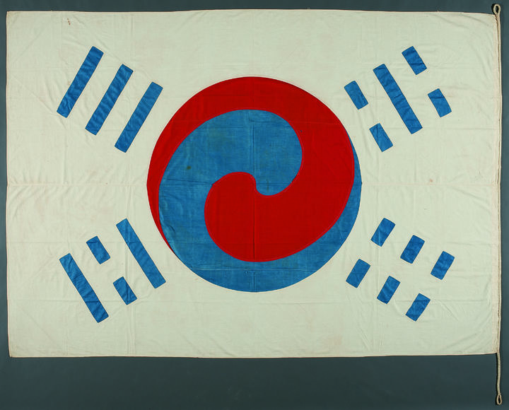 [서울=뉴시스] 우리나라에서 가장 오래된 태극기인 '데니 태극기(보물)' (사진=국립중앙박물관 제공) 2026.07.30. photo@newsis.com *재판매 및 DB 금지