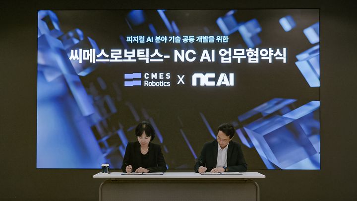 [서울=뉴시스] NC AI가 29일 AI 기반 로보틱스 전문기업 씨메스로보틱스와 피지컬 AI 기반의 공동 연구개발 및 상호 기술 공유 협력을 위한 전략적 업무협약을 체결했다. 사진은 이연수 NC AI 대표(왼쪽), 이성호 씨메스로보틱스 대표. (사진=NC AI 제공) *재판매 및 DB 금지