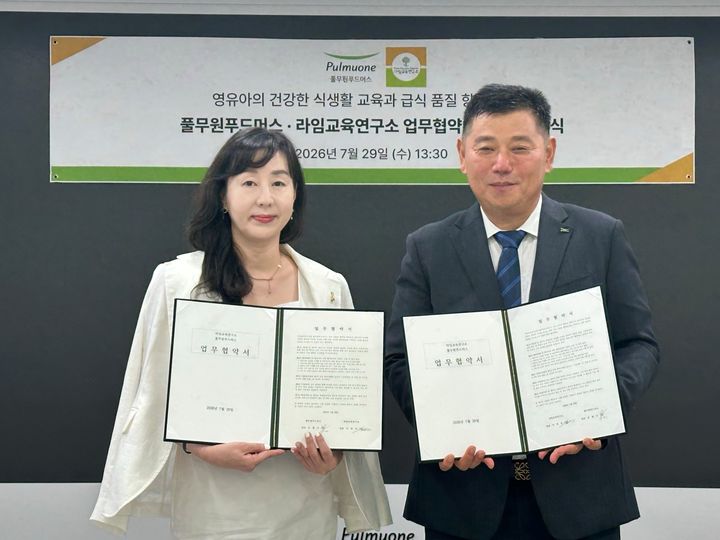 [서울=뉴시스] 29일 서울 강남구 풀무원푸드머스 본사에서 열린 영유아 급식 환경 개선을 위한 업무협약식에서 문현기 풀무원푸드머스 영업본부장(사진 오른쪽)과 이현옥 라임교육연구소 대표(사진 왼쪽)가 협약서를 들고 기념 촬영을 하고 있다. (사진=풀무원푸드머스 제공) *재판매 및 DB 금지