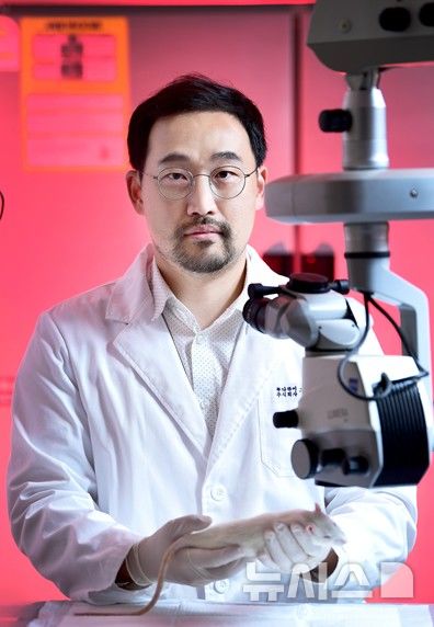[세종=뉴시스]이달의 에이(A)-벤처스 제87호 기업으로 루다큐어 김용호 대표의 모습.(사진=농식품부 제공)