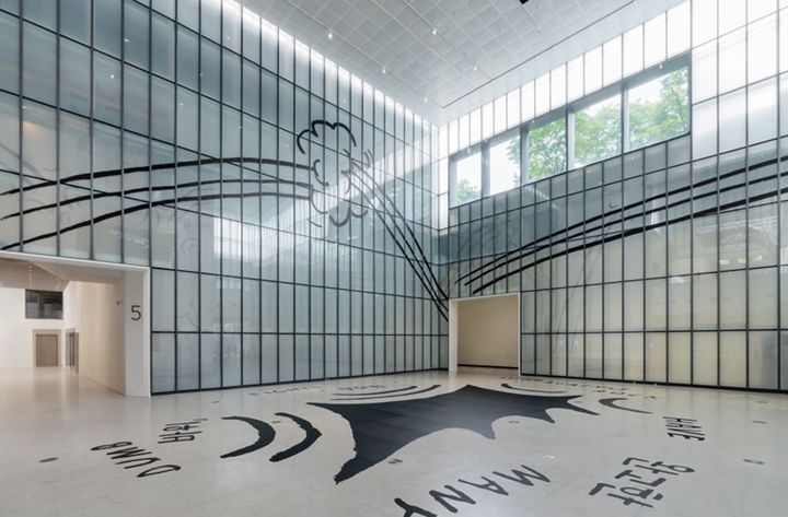 김 크리스틴 선, 〈완고한 바위, 무모한 싸움들〉, 2026, 페인트, 접착식 비닐, 단채널 영상, 사운드, 가변 크기. 사진 조준용 *재판매 및 DB 금지