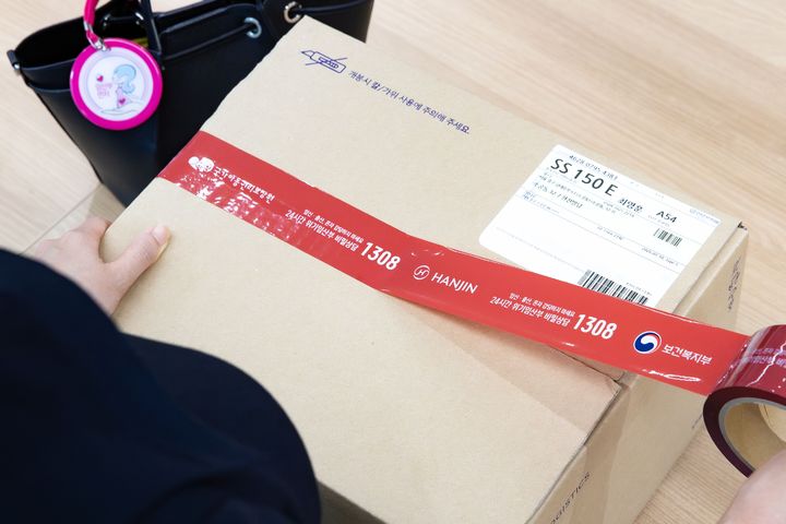[서울=뉴시스] 1308 상담전화 번호가 표기된 택배 포장 테이프 (사진=보건복지부 제공) 2026.07.30. photo@newsis.com *재판매 및 DB 금지