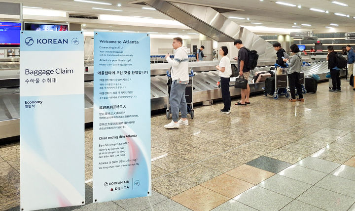 [서울=뉴시스] 미국 애틀랜타 공항 수하물 수취대 인근에 설치된 수하물 자동연결 서비스 안내문. (사진=대한항공 제공) 2026.7.30. photo@newsis.com *재판매 및 DB 금지