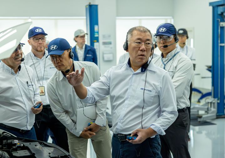 정의선 현대자동차그룹 회장이 27일(현지시간) 브라질 상파울루주 피라시카바에 위치한 현대차 브라질공장을 방문해 생산·판매 전략과 공장 생산 라인을 점검했다.(사진=현대차그룹 제공) *재판매 및 DB 금지