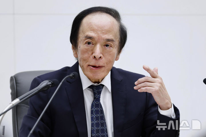 [도쿄=AP/뉴시스] 일본은행이 30일부터 이틀간 금융정책결정회의를 열고 기준금리와 경제 전망을 논의한다. 우에다 가즈오(植田和男) 일본은행 총재가 2025년 12월19일 일본 도쿄 일본은행 본부에서 기자회견을 하는 모습. 2026.07.30.