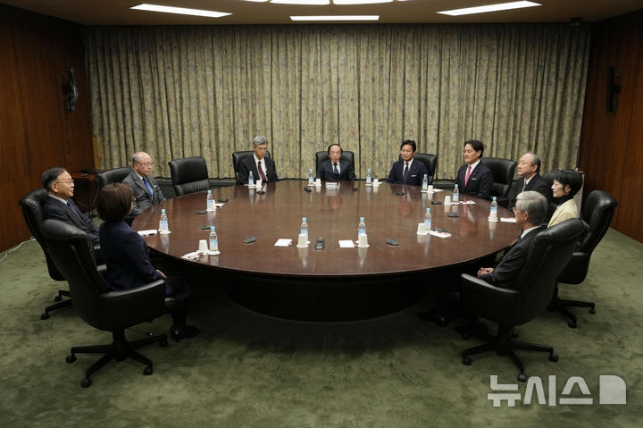 [도쿄=AP/뉴시스] 일본은행이 30일부터 이틀간 금융정책결정회의를 열고 기준금리와 경제 전망을 논의한다. 우에다 가즈오(가운데) 일본은행 총재가 지난 1월23일 도쿄 일본은행 본부에서 열린 금융정책결정회의에 참석한 모습. 2026.07.30.