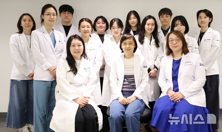 [성남=뉴시스] 분당차여성병원 산부인과 류현미(앞줄 가운데) 교수와 스마트MEC케어R&D센터 연구팀 (사진=분당차여성병원 제공) 2026.07.30.photo@newsis.com 