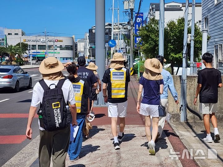 [제주=뉴시스] 제주자치경찰단과 청소년주민자치경찰대가 29일 제주시 내 학교 주변에서 안전시설 점검을 하고 있다. (사진=제주도자치경찰단 제공) 2026.07.30. photo@newsis.com