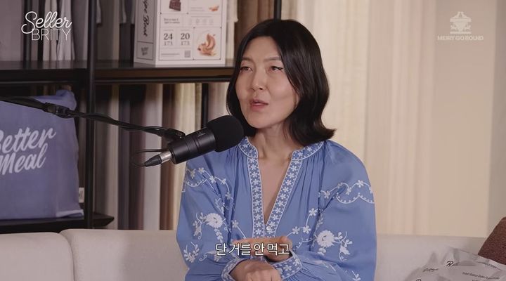 [서울=뉴시스] 지난 17일 '전현무의 셀러-브리티' 유튜브 채널 영상에 출연한 한혜연은 "단 거를 안 먹고 다이어트를 하기는 쉽지 않다"며 "간식을 먹고 싶을 때 단백질 셰이크가 그 갈증을 해소해줬다"고 밝혔다. (사진=전현무의 셀러-브리티 유튜브 채널 캡처)
