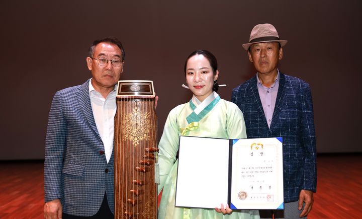 왼쪽부터 이택수 엉동부군수, 장윤서씨, 난계국악기제작촌 현악기공방 박성기 악기장 *재판매 및 DB 금지