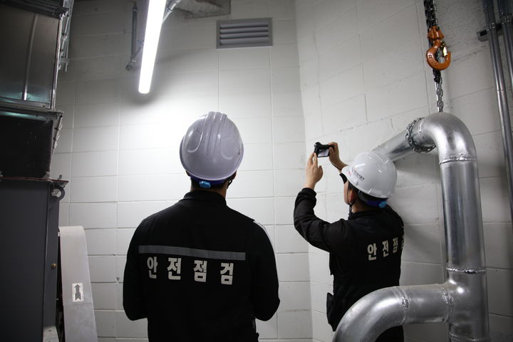 [안산=뉴시스] 안산도시공사 직원이 ‘안전두드림’ 시설 안전점검을 진행하고 있다. (사진=안산도시공사 제공) 2026.07.30. photo@newsis.com *재판매 및 DB 금지