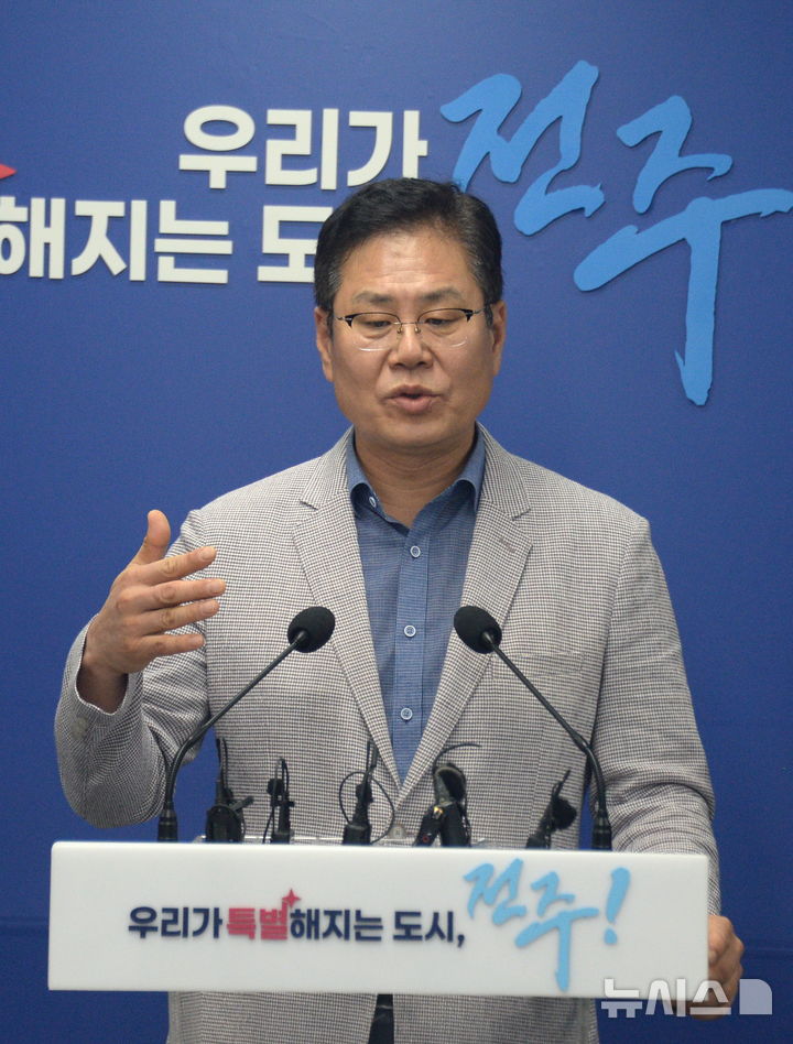 [전주=뉴시스] 김얼 기자 = 조지훈 전북 전주시장이 30일 전북 전주시 전주시청 브리핑룸에서 취임 30일 기자회견을 열고 질의에 답변하고 있다. 2026.07.30. pmkeul@newsis.com