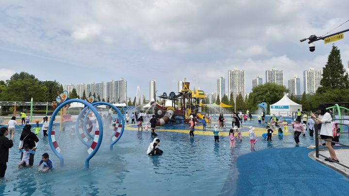 [안산=뉴시스] 안산시 호수공원에 조성된 어린이 물놀이장 전경. (사진=안산시 제공) 2026.07.30. photo@newsis.com *재판매 및 DB 금지