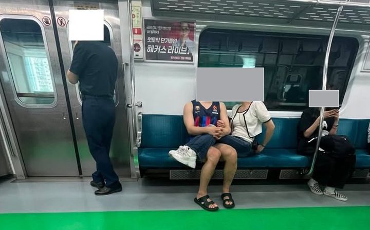 [서울=뉴시스] 서울 지하철 2호선 객실에서 좌석 여러 칸을 차지하며 스킨십을 이어가는 커플의 모습이 포착돼 비판이 쏟아졌다. (사진=X 캡처) *재판매 및 DB 금지