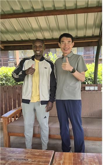 [서울=뉴시스] 사바스티안 사웨와 장영기 전국마라톤협회 회장. (사진 = 전국마라톤협회 제공) *재판매 및 DB 금지