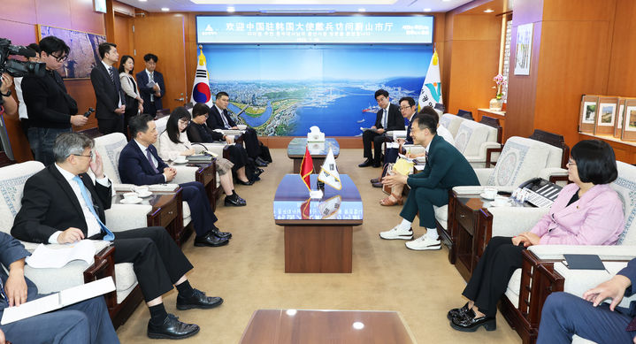 [울산=뉴시스] 김상욱 울산시장이 30일 시청을 방문한 다이빙 주한 중국대사와 천르뱌오 주부산 중국총영사 및 중국 방문단과 경제·산업 협력 방안을 논의했다. (사진= 울산시 제공) 2026.07.30.photo@newsis.com *재판매 및 DB 금지