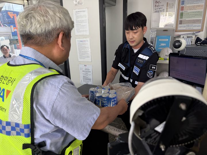 [부산=뉴시스] 부산항만공사 직원들이 부산항 현장 근로자들에게 이온음료를 전달하고 있다. (사진=부산항만공사 제공) 2026.07.30. photo@newsis.com *재판매 및 DB 금지