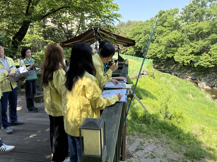 [용인=뉴시스] 경기 용인시가 행정안전부, 기후에너지환경부 등 관계기관과 하천·계곡 주변 불법 시설물을 현장 점검하고 있다. (사진=용인시 제공) 2026.07.30. photo@newsis.com *재판매 및 DB 금지