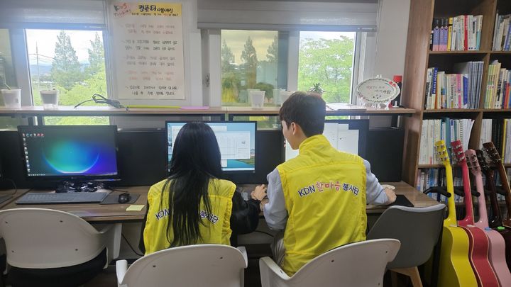 [세종=뉴시스]한전KDN이 최근 전남광주통합특별시 영광 지역 등 3개소의 'KDN IT움·IT ON' 시설의 디지털 교육환경 개선 활동을 통해 최신 기술 적용에 필요한 조치를 시행했다고 30일 밝혔다.(사진= 한전KDN 제공) *재판매 및 DB 금지