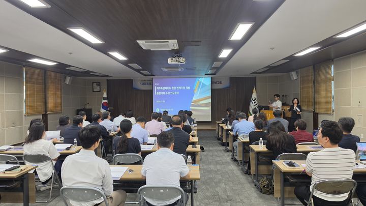 [제주=뉴시스] 30일 제주도청 제2청사 자유실에서 '제주도 창업·벤처기업 지원 종합계획' 수립을 위한 연구용역 중간보고회를 하고 있다. (사진=제주도 제공) 2026.07.30. photo@newsis.com *재판매 및 DB 금지