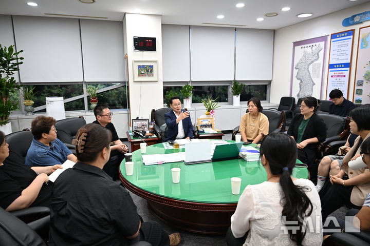 [완주=뉴시스] 완주군의회 의장실에서 진행된 '학교우유급식 관련 학부모 간담회' 모습. *재판매 및 DB 금지