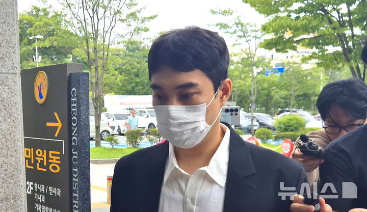 [청주=뉴시스] 연현철 기자 = 최영중 전 충북 청주시의원이 30일 오후 1시께 영장실질심사를 받기 위해 청주지법으로 들어서고 있다. 2026.07.30. yoen0829@newsis.com