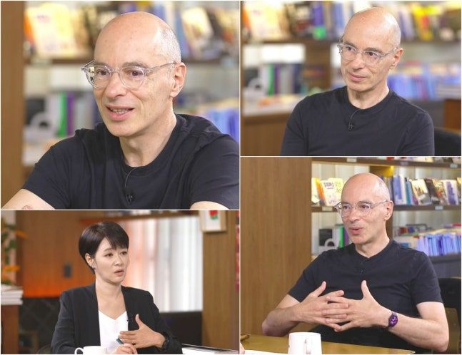 [서울=뉴시스] 내달 1일 오후 9시40분 방송되는 MBN '김주하의 데이앤나잇'에는 베르나르 베르베르가 출연해 한국과 맺어온 인연을 소개한다. (사진=MBN) 2026.07.30. photo@newsis.com *재판매 및 DB 금지