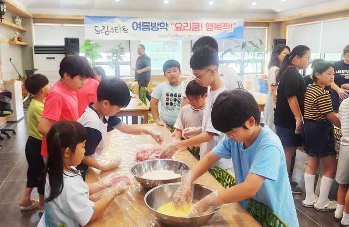 [함양=뉴시스] 함양군 드림스타트 여름방학 맞아 ‘요리쿵 행복짝’ 체험활동 (사진=함양군 제공) 2026. 07. 30. photo@newsis.com *재판매 및 DB 금지
