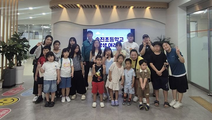 [밀양=뉴시스] 삼랑진읍 행정복지센터 견학 프로그램에 참여한 송진초등학교 학생과 학부모들이 기념촬영을 하고 있다. (사진=밀양시 제공) 2026.07.30. photo@newsis.com *재판매 및 DB 금지