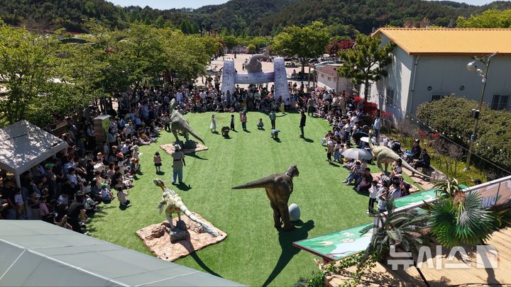 [고성(경남)=뉴시스] 신정철 기자= '2026경남고성공룡세계엑스포'가 오는 9월 22일부터 11월 1일까지 41일간 ‘공룡과 떠나는 신나는 모험’이라는 주제로 경남 고성군 당항포관광지에서 개최된다.사진은 당항포관광지 봄 시즌 행사 모습.(사진=뉴시스DB).2026.07.30. sin@newsis.com