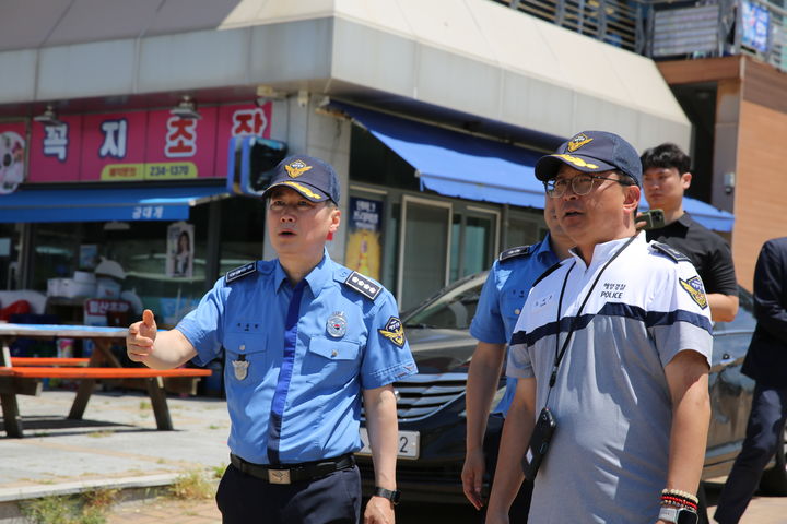 [울산=뉴시스] 주용현 울산해양경찰서장(왼쪽)이 30일 울산 동구 일산해수욕장 일원에서 여름철 해양사고 예방을 위한 현장 점검을 진행하고 있다. (사진=울산해양경찰서 제공) 2026.07.30. photo@newsis.com *재판매 및 DB 금지