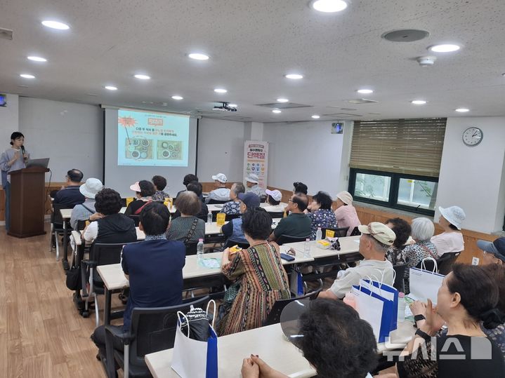 [안양=뉴시스] 안양시가 인공지능(AI)과 사물인터넷(IoT) 기반 어르신 건강관리사업을 추진하고 있다. 교육 현장 모습. (사진=안양시 제공) 2026.07.30. photo@newsis.com