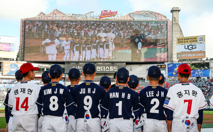 [서울=뉴시스] 리틀야구 메이저(U-12) 대표팀 선수단이 29일 인천 SSG 랜더스필드에서 열린 2026 신한 쏠 KBO리그 두산 베어스와 SSG 랜더스의 경기에 앞서 애국가를 부르고 있다. (사진=SSG 랜더스 제공) 2026.07.29. *재판매 및 DB 금지