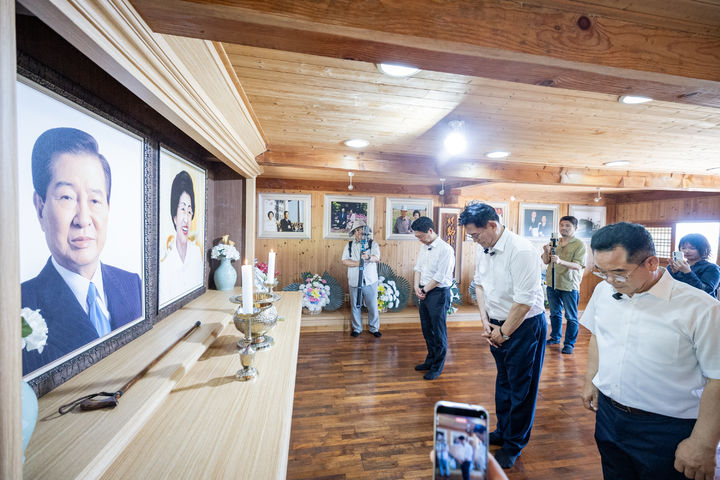 더불어민주당 당권 주자인 송영길 후보가 30일 전남광주 신안군 하의도에서 김대중 전 대통령 생가를 방문한 모습. (사진=송 후보 공보팀) 2026.7.30. *재판매 및 DB 금지