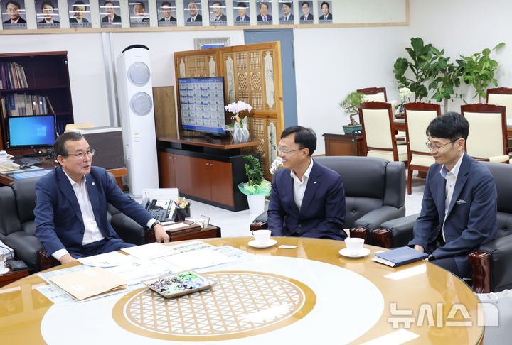 [전주=뉴시스] 전북 전주시의회는 30일 한국전력 전북본부와 간담회를 열고 안정적인 전력 공급과 지역 상생 협력 방안을 논의했다. (사진=전주시의회 제공) 2026.07.30. photo@newsis.com