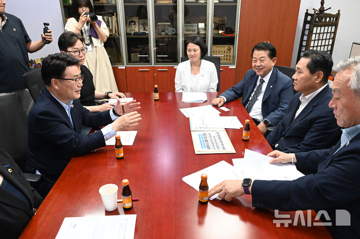 [의정부=뉴시스]김원기 경기 의정부시장이 30일 국회에서 김용석 대도시권광역교통위원장과 면담하며 '8호선 의정부 연장'의 당위성을 설명하고 있다.(사진=의정부시 제공)photo@newsis.com