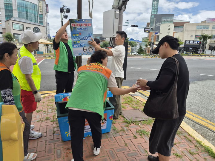[공주=뉴시스] 폭염 대비 생수 나눔 행사 모습. (사진=공주시). 2026.07.30. photo@newsis.com. *재판매 및 DB 금지