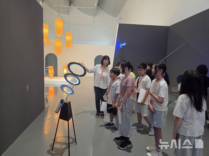 [시흥=뉴시스] 경기도 미술관을 찾은 학생들이 교사의 설명에 따라 작품을 감상하고 있다. (사진=시흥교육지원청 제공). 2026.07.30. photo@newsis.com