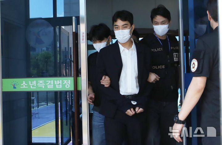 [청주=뉴시스] 박은수 기자 = 최영중 전 충북 청주시의원이 30일 오후 영장실질심사를 끝낸 뒤 청주지법에서 나오고 있다. 2026.07.30.mmercurypark@newsis.com