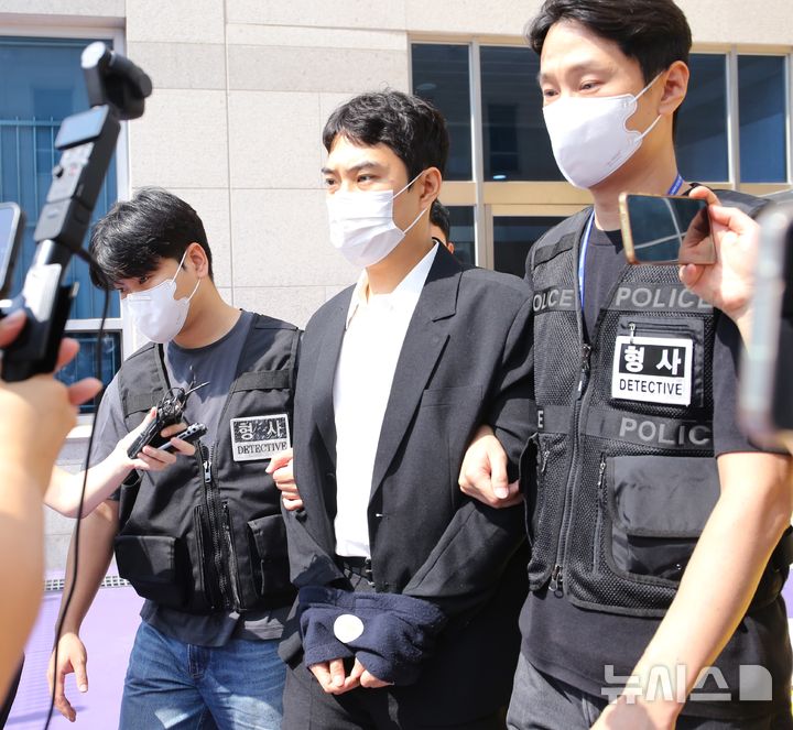 [청주=뉴시스] 박은수 기자 = 최영중 전 충북 청주시의원이 30일 오후 영장실질심사를 끝낸 뒤 청주지법에서 나오고 있다. 2026.07.30.mmercurypark@newsis.com