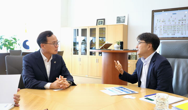 [태안=뉴시스] 행정안전부를 방문한 윤희신 태안군수(왼쪽)와 김광용 행정안전부 재난안전관리본부장이 이야기를 하고 있다. (사진=태안군) 2026.07.30. photo@newsis.com. *재판매 및 DB 금지