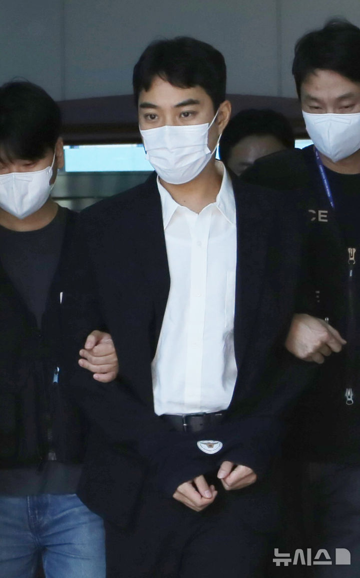 [청주=뉴시스] 박은수 기자 = 최영중 전 충북 청주시의원이 30일 오후 영장실질심사를 끝낸 뒤 청주지법에서 나오고 있다. 2026.07.30. mercurypark@newsis.com