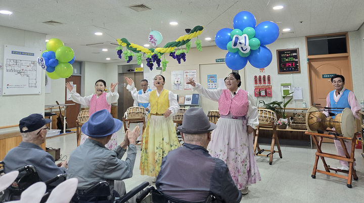 재단법인 정선아리랑문화재단 정선군립아리랑예술단은 지난 29일 정선군노인요양원에서 '2026년 7월 어르신 생신잔치'를 위한 문화나눔 공연을 개최하고 있다.(사진=정선군 제공) *재판매 및 DB 금지