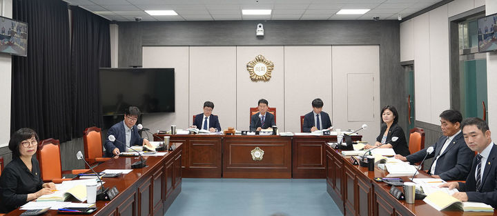 태백시의회는 30일 제294회 임시회 제3차 예산결산특별위원회를 남궁증 위원장 주재로 열어 문화관광과 등 5개 부서를 대상으로 2026년도 제1회 추가경정예산안을 심사하고 있다.(사진=태백시의회 제공) *재판매 및 DB 금지