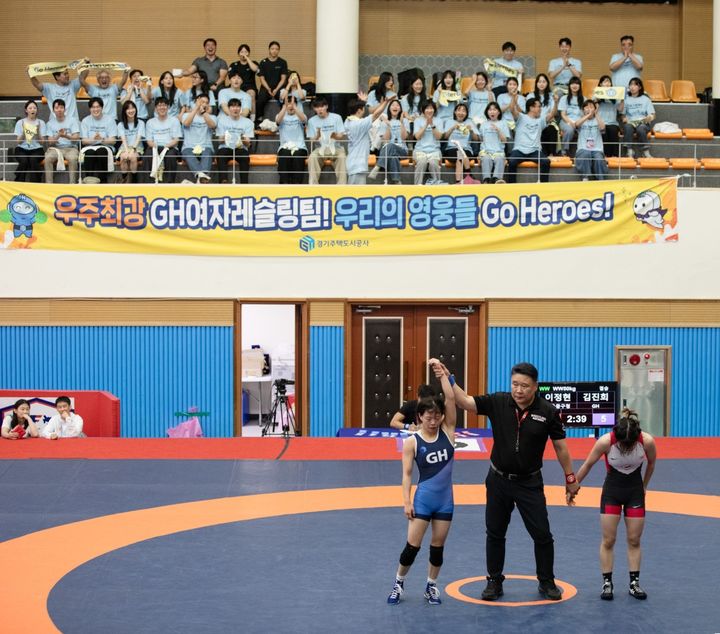 [수원=뉴시스] 결승전에서 승리한 김진희와 'Go Heroes' 응원단. (사진=경기주택도시공사 제공) 2026.07.30. photo@newsis.com *재판매 및 DB 금지