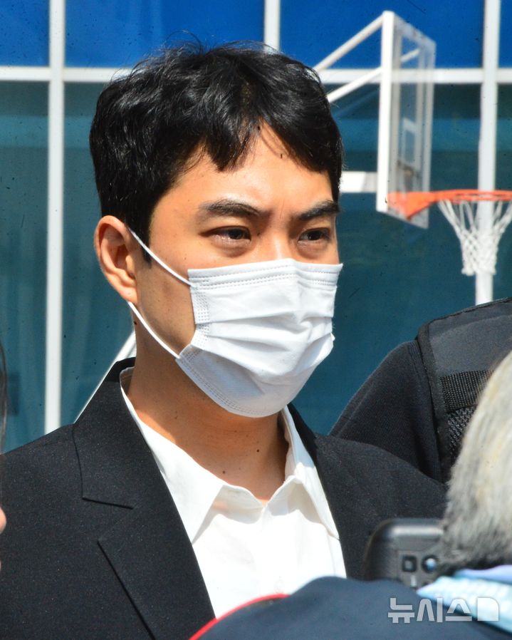 [청주=뉴시스] 서주영 기자 = 최영중 전 충북 청주시의원이 30일 오후 영장실질심사를 끝낸 뒤 청주지법에서 나오고 있다. 2026.07.30. juyeong@newsis.com