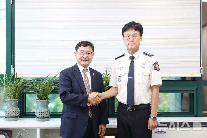 [시흥=뉴시스] 김선옥 의장(사진 왼쪽)이 의회를 찾은 김태연 시흥소방서장과 인사를 나누며 기념 촬영을 하고 있다. (사진=시흥시 의회 제공).2026.07.30. photo@newsis.com