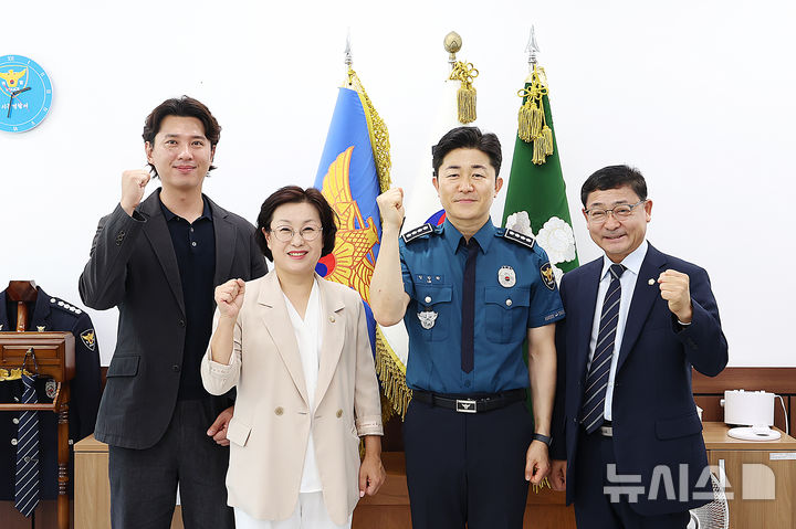 [시흥=뉴시스] 시흥경찰서를 찾은 의장단이 임창락 경찰서장과 기념 촬영을 하고 있다. (사진=시흥시 의회 제공).2026.07.30. photo@newsis.com