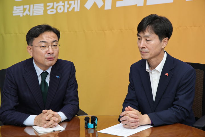 [서울=뉴시스]신장식 조국혁신당 대표(왼쪽)가 30일 서울 여의도 국회에서 한창민 사회민주당 대표를 만나고 있다. (사진=조국혁신당 제공) 2026.07.30. photo@newsis.com *재판매 및 DB 금지