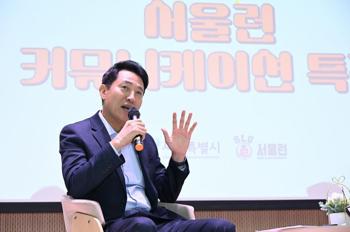 [서울=뉴시스] 오세훈 서울시장이 30일 '서울런 커뮤니케이션 특강'에서 청년들과 소통하고 있다. (사진=서울시 제공) 2026.07.30. photo@newsis.com *재판매 및 DB 금지